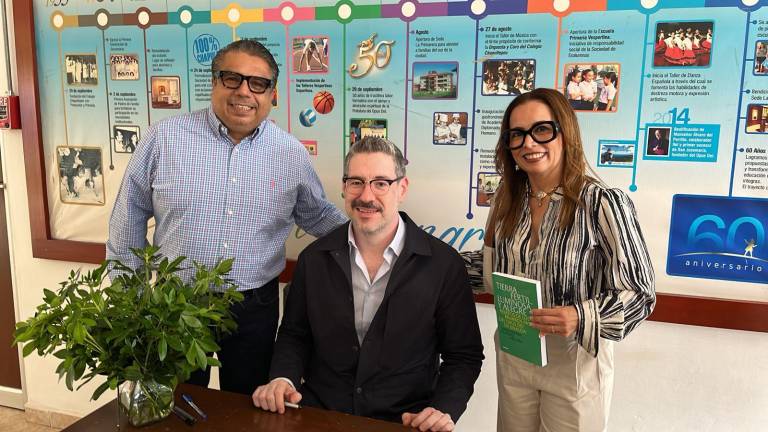Antonio Pinzón y Magdalena Rubio con el autor, Mario Enrique Velázquez.