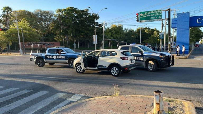 Una camioneta fue localizada baleada abandonada cerca de Ciudad Universitaria, en Culiacán.