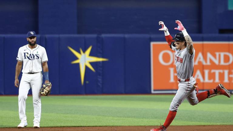Jarren Durán celebra su jonrón para los Medias Rojas en el Tropicana Field.