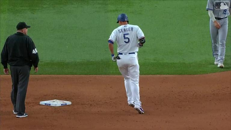 Seager sale lesionado en la quinta.
