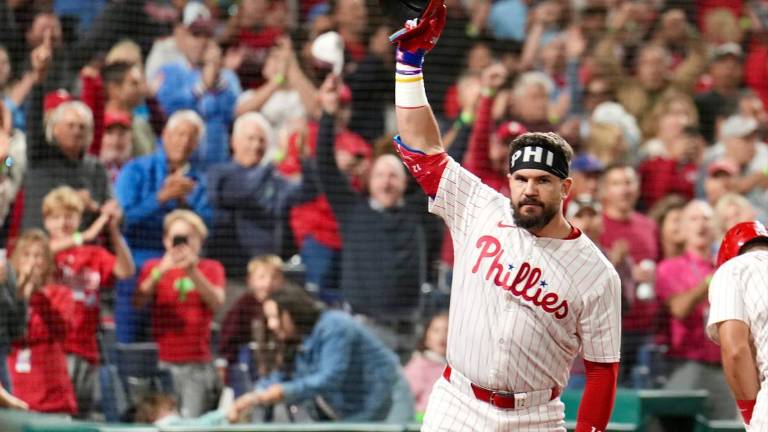 Kyle Schwarber ya suma 50 jonrones en la temporada para los Filis.