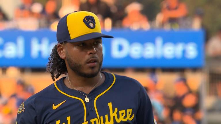 Freddy Peralta ha sido de ayuda para la buena temporada de los Cerveceros de Milwaukee.