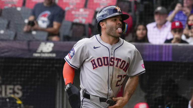 José Altuve pegó jonrón por Astros.
