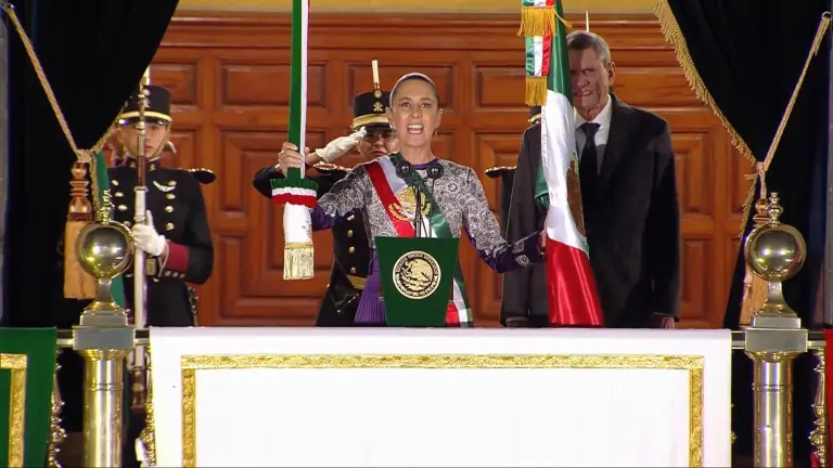 La Presidenta Claudia Sheinbaum Pardo salió al balcón central del Palacio Nacional.