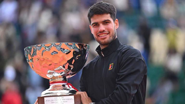 Carlos Alcaraz sostiene el trofeo de campeón en el Rolex Monte-Carlo Masters 2025.