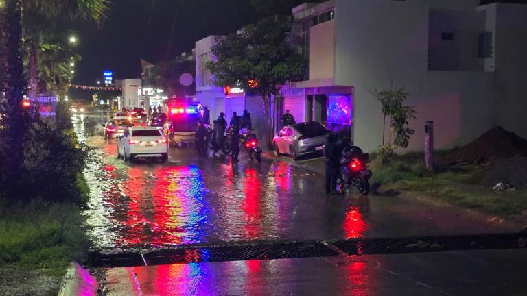 Civiles armados no identificados abrieron fuego contra el personal estatal que se encontraba cerca de una plaza comercial.