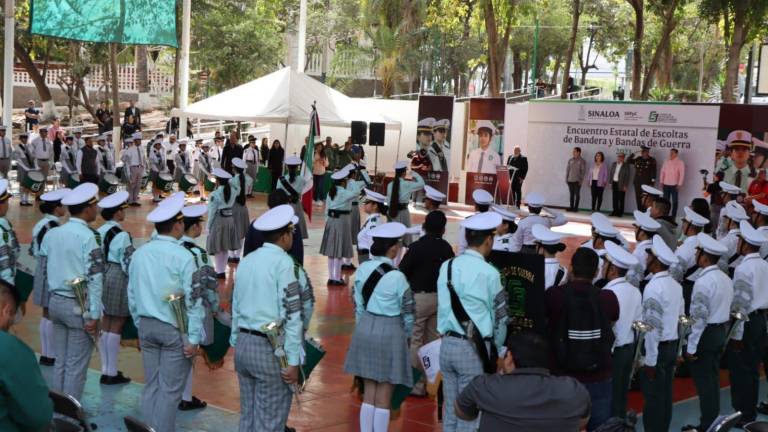 En el estatal participación alrededor de mil 394 jóvenes integrantes de 80 escoltas y 33 bandas de guerra de 80 planteles.