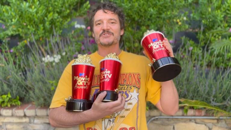 Pedro Pascal con sus premios MTV.