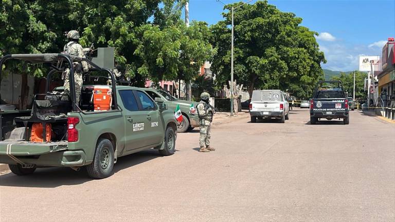 Autoridades resguardaron la vivienda donde fue encontrada sin vida una joven estilista con signos de violencia.