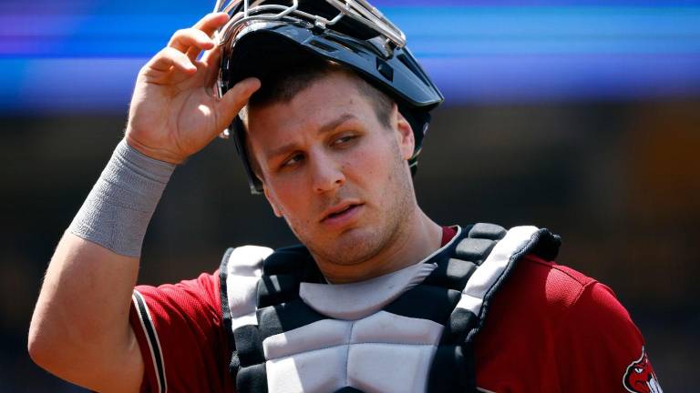 Daulton Varsho firma con Arizona.