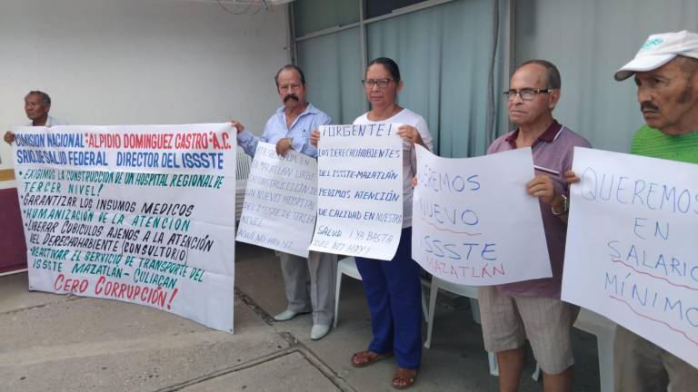 Integrantes de la Comisión Nacional de Trabajadores Jubilados “Elpidio Domínguez Castro” protestaron en Mazatlán para exigir mejor atención y abasto de medicamentos en la clínica del ISSSTE.