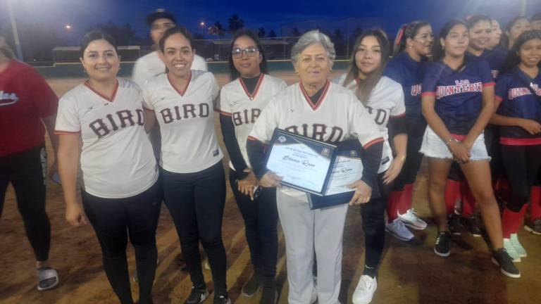 Blanca Razo muestra su reconocimiento.