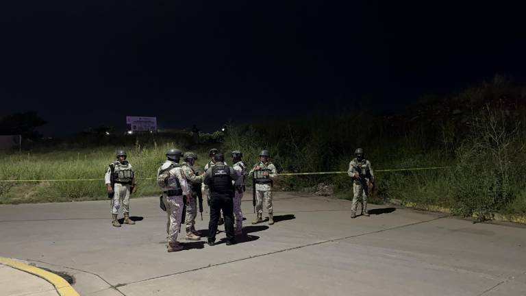Militares y peritos de la Fiscalía procesaron el área donde fue localizada una mujer asesinada en el sector San Isidro, al sur de Culiacán.