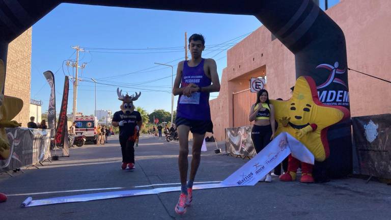 Justin Rendón llega primero a la meta.
