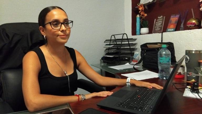 Arantxa Fernanda Ahumada, directora del Imju, convoca a una jornada de limpieza este sábado en la Playa Pinitos, en Mazatlán.