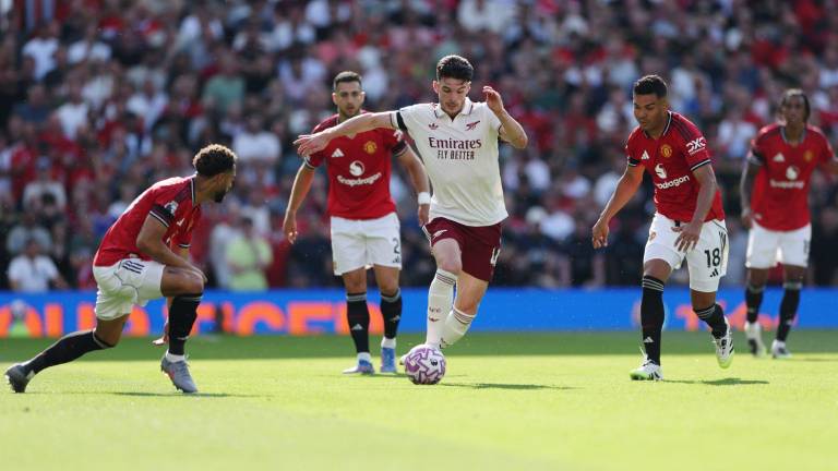Los Gunners sufrieron ante los nuevos atacantes del United, pero resistieron y sumaron tres puntos clave.