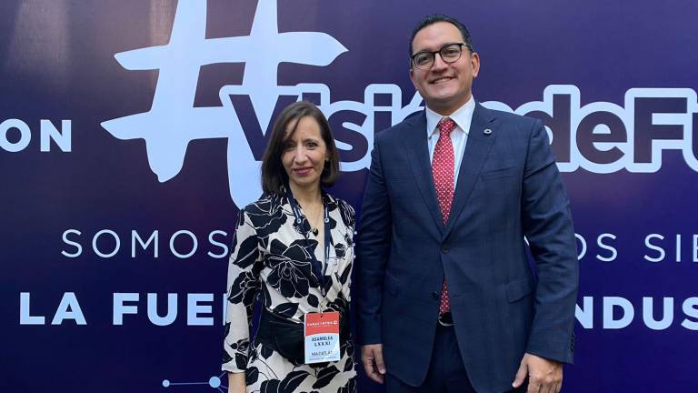 Helena Larsen junto al nuevo dirigente nacional, José Antonio Centeno Reyes.