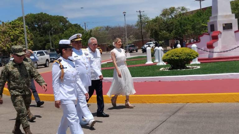 El Gobernador de Sinaloa Rubén Rocha Moya acudió a Mazatlán a los festejos del Día de la Marina.