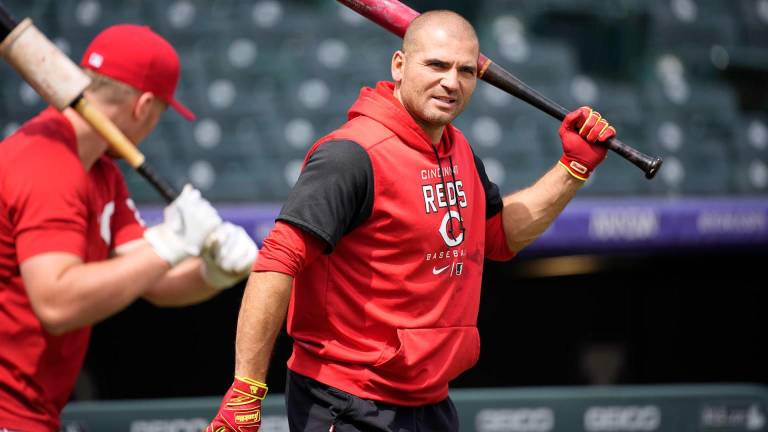 Joey Votto estará fuera de la acción, aunque no se especificó el motivo.