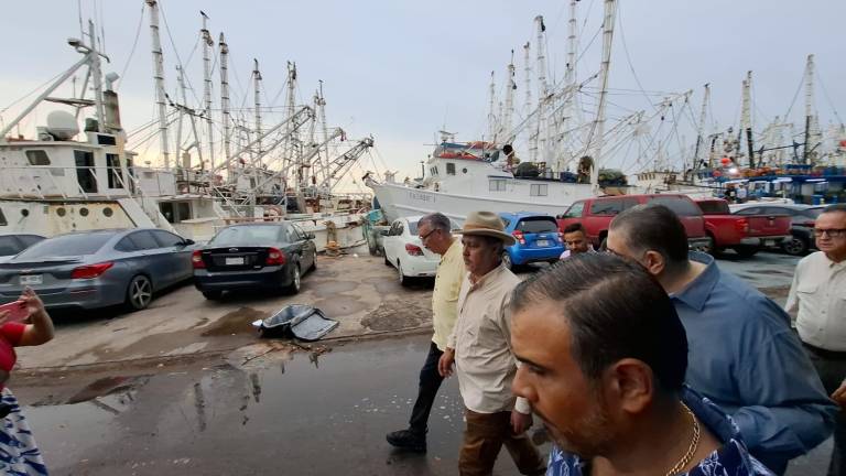El Comisionado de Pesca Rigoberto Salgado Vázquez recorre el muelle pesquero del Parque Bonfil.