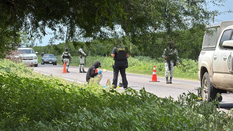 Autoridades estatales y federales acudieron al lugar donde fue hallado el cuerpo de un jornalero con signos de tortura en Santa Teresa, en Navolato.