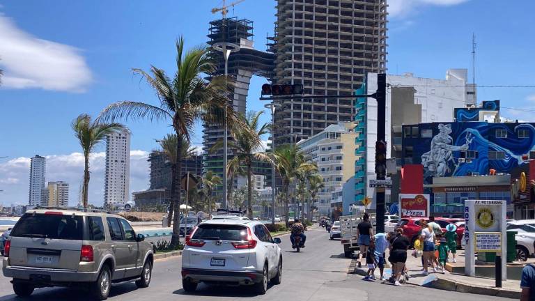 Empresarios advierten que sin apoyos económicos será difícil mantener empleos y reactivar la actividad turística e inmobiliaria en Mazatlán.