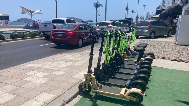 Empresarios que rentan scooters eléctricos de manera formal en Mazatlán afirman que ellos sí cumplen con los seguros y toda la regulación que les exigen las autoridades.
