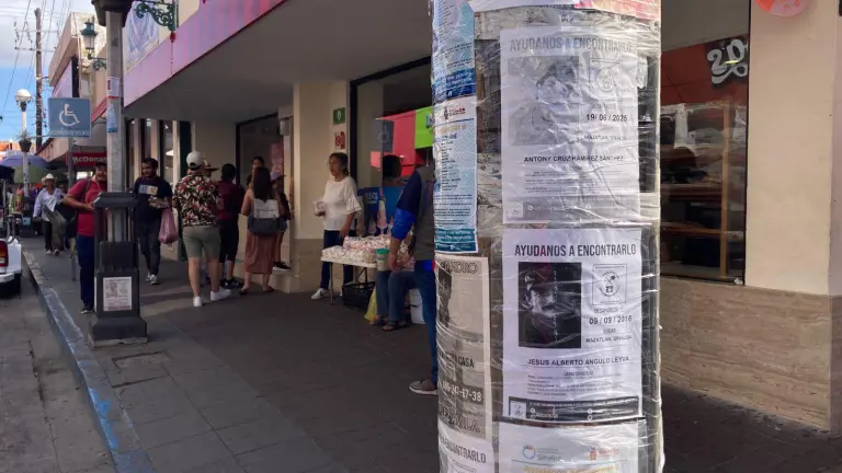 Fichas de búsqueda de desaparecidos cubren calles en el Centro de Mazatlán, colocadas por familiares en espera de pistas sobre su paradero.
