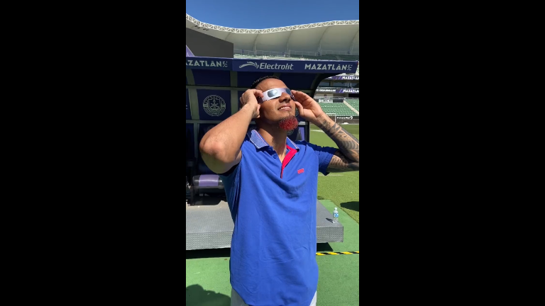 Jefferson Intriago observa el eclipse.