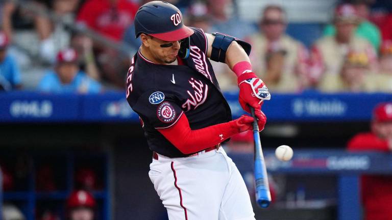 Joey Meneses pega tres hits.