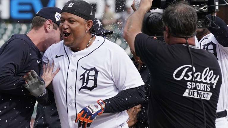 Miguel Cabrera pega sencillo de oro.