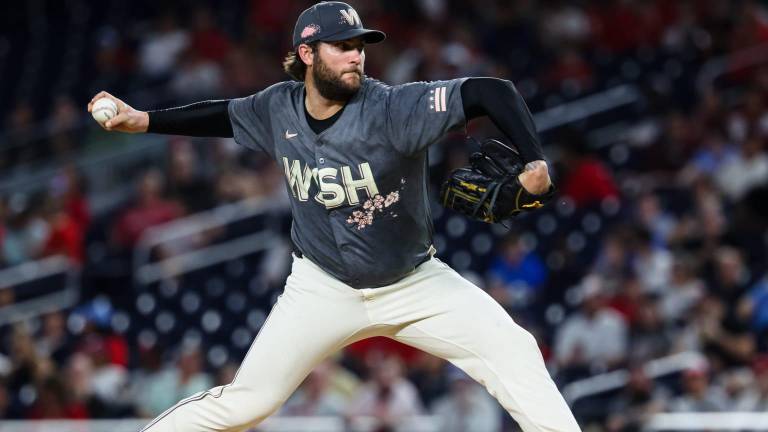 Trevor Williams permanecerá con los Nacionales de Washington.
