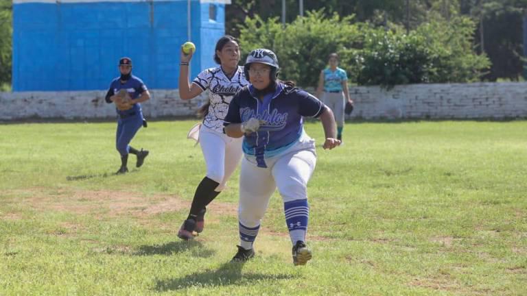 Buenos encuentros, llenos de ofensiva, se viven en el softbol del Club Chololos.