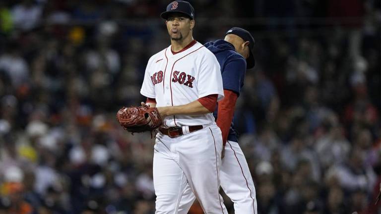 Hansel Robles tratará de ganarse un lugar en el relevo de los Medias Rojas.