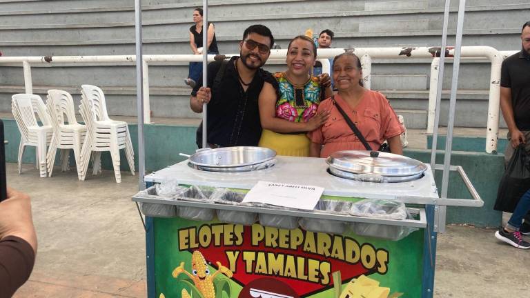 Emprendedores locales recibieron herramientas y equipamiento en la cancha Germán Evers como parte del programa estatal “Equipa Sinaloa”.
