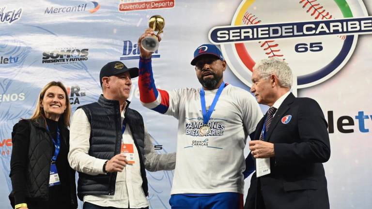 César Valdez muestra su trofeo como JMV.