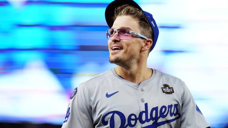 Enrique “Kike” Hernández permanecerá con los Dodgers, al menos por una temporada más.
