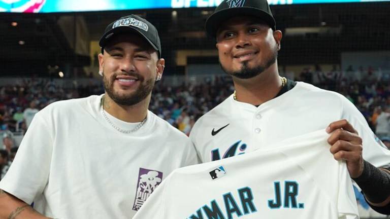 Neymar (izq.) recibe una playera con su nombre de parte de Marlins.