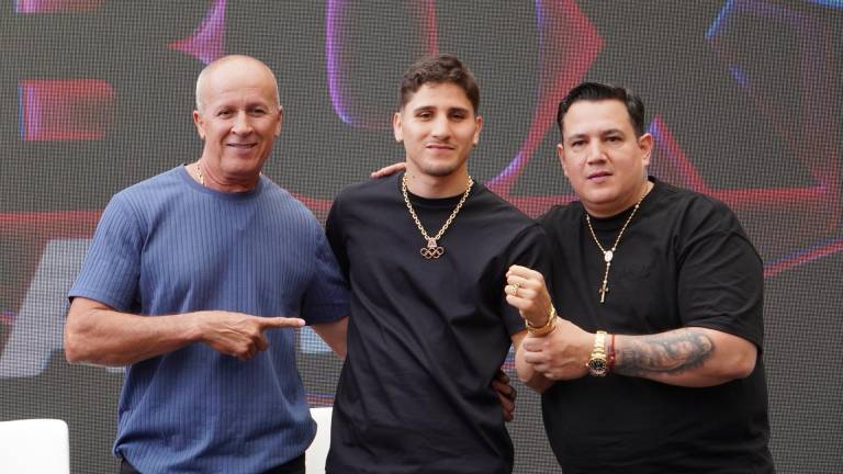 Marco Verde es acompañado por su padre y su mánager Eddy Reynoso.