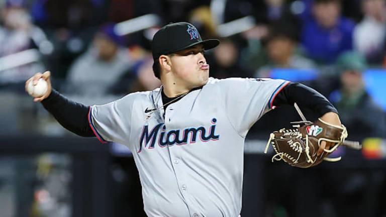 El mexicano Valente Bellozo cargó con el revés por los Marlins.