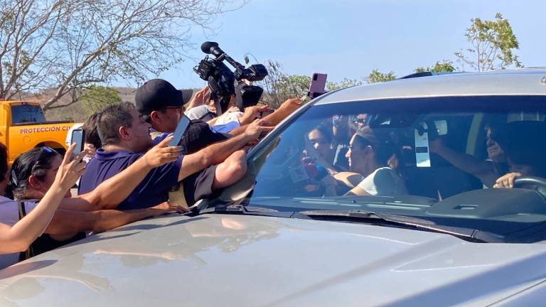 Medios de comunicación y ciudadanos rodearon a la Presidenta Claudia Sheinbaum afuera del Hospital General de Mazatlán.