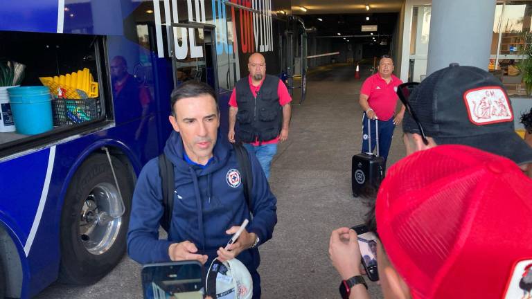 El director técnico Vicente Sánchez se acerca a los aficionados.