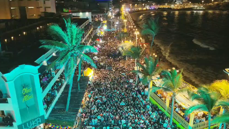 La Adictiva atrajo a miles de personas a Olas Altas la noche del lunes.