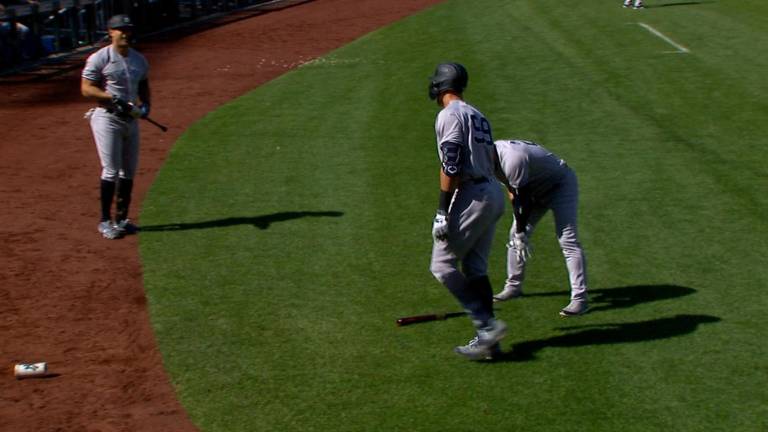 Aaron Judge pega su segundo jonrón del juego.