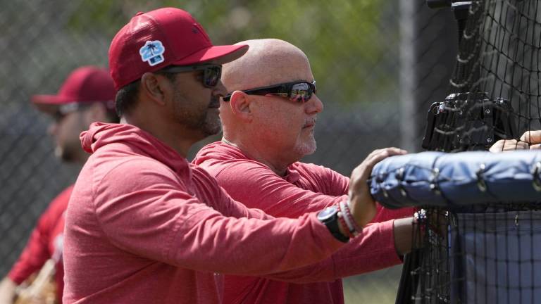 El mánager Dave Martínez y el gerente general Mike Rizzo permanecerán en sus cargos con los Nacionales.