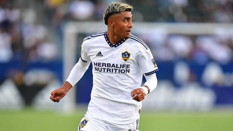 Julián Araujo espera cerrar su fichaje con el Barcelona.