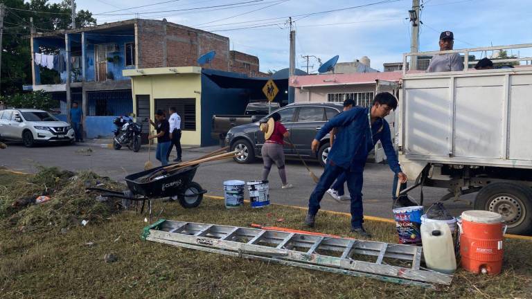Personal de Jumapam, Servicios Públicos, Obras Públicas y algunos voluntarios, pusieron manos a la obra para hacer limpieza en el Parque de usos múltiples ubicado en Santa Elena.