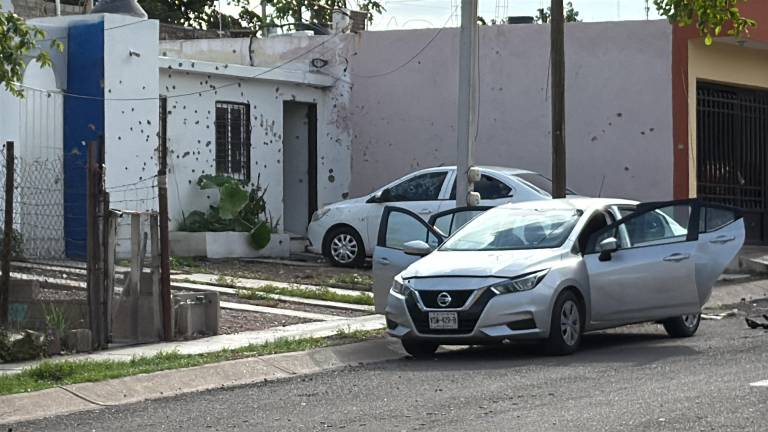Durante la agresión, una mujer que se encontraba cerca del lugar resultó herida por una bala perdida.