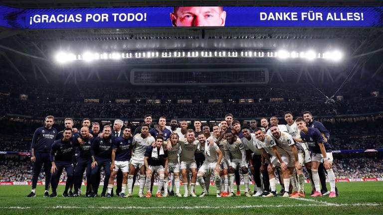 Toni Kroos se toma la foto con todos sus compañeros.