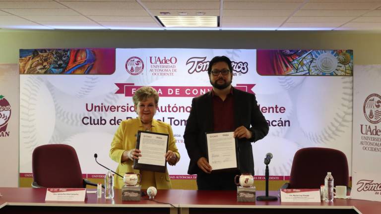 Sylvia Paz Díaz y Héctor Ley Pineda muestran el convenio firmado.